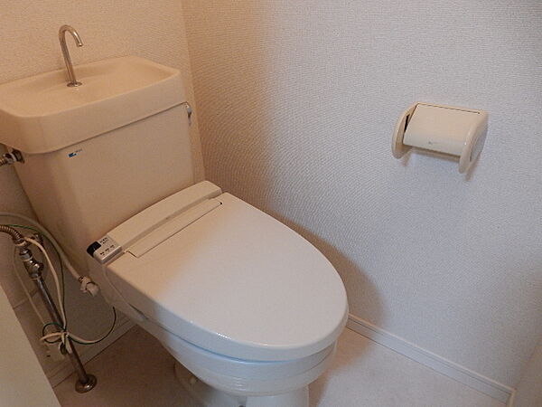 画像10:温水便座付きトイレ