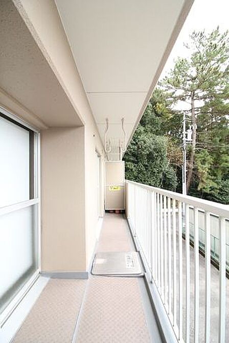 日当たりの良いバルコニーです。洗濯物もすぐに乾きそうですね広々としているので、色々なものを干していただけます。