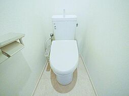 [トイレ] 温水洗浄便座付きのトイレ。節水でエコロジーなモデルです。※画像はCG加工を加えています。