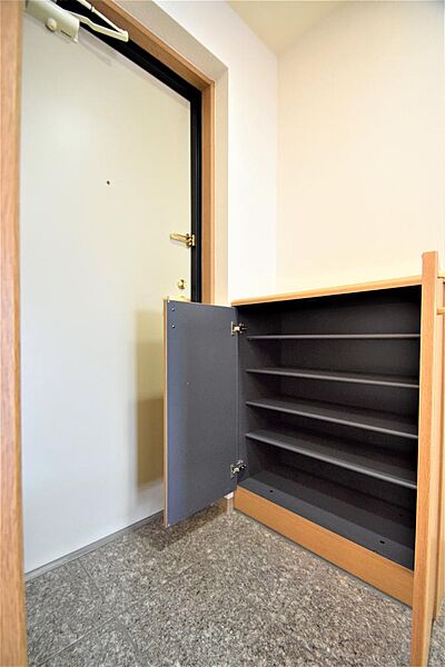 画像20:玄関横には高さの調節ができるシューズボックスがあります。