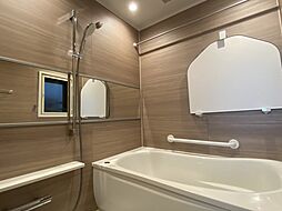 [風呂] 清潔で明るいユニットバスです。　窓もついており換気性も十分です。