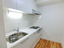 [キッチン] 新規設置されたキッチンには浄水器・3口コンロ・十分な収納付きで快適家事をサポートします。