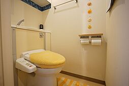 [トイレ] タンク部分が見えないウォシュレットトイレ。上部棚には消耗品のストックや掃除用具をすっきり収納できます◎