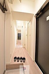 [玄関] 玄関横に設置されたシューズインクローゼット。高さの調節もでき、お好きなサイズの靴はもちろん、傘やレインコート、ゴルフバック等の収納場所としても活用できる空間ですので、スッキリとした玄関...