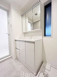 [洗面] 白を基調とした洗面スペースです。清潔感があるだけでなく、収納もあり使い勝手もいいですよ！