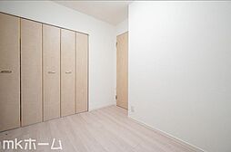 [寝室] 清潔感あふれる白い壁紙と木目のフローリングはクールでおしゃれな雰囲気を演出しします！