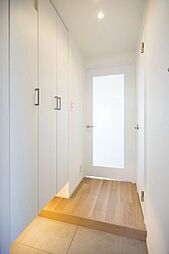 [玄関] 白を基調とした玄関は、フットライト付きのシューズボックスを設置しております。