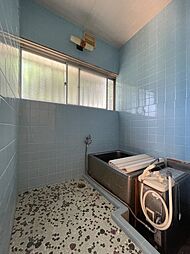 [風呂] 換気のしやすい窓のある浴室です。