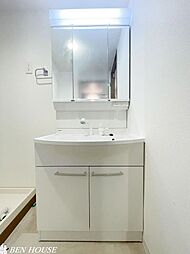 [洗面] 洗面化粧台・収納豊富な洗面化粧台です。シャワー水栓付きなので、朝の支度にも重宝します。大きめのボウルは手洗いの洗濯にも便利です。
