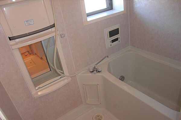 画像27:浴室には窓もあり換気も出来ますね。