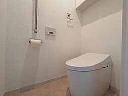 [トイレ] 十分な広さと清潔感のあるカラーで纏まったおトイレ。時間に余裕とゆとりを持たせます。