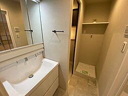 [洗面] 毎日の身だしなみチェックに欠かせない洗面所は、清潔感の溢れる上品なデザイン。使いやすさにもこだわり三面鏡を採用、明るく仕上げております♪