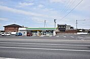 【ファミリーマート春山町店】鹿児島市春山町にあるコンビニです。サービス・設備　駐車場、鹿児島銀行ATM、Famiポート、コピー・FAX、Wi-Fi、たばこ、お酒 2080m