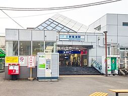 [周辺] 屏風浦駅(京急 本線)まで685m、駅前すぐが環状2号の立地で、住宅地の中にある駅です。 駅前にはスーパーやクリニックなどあり仕事帰りの買い物に助かりますね