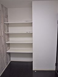 [収納] 洋室には棚板付きの収納スペースがあります。