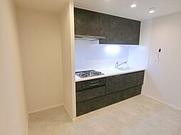[キッチン] 新規設置されたキッチンは豊富な収納と食洗機等、便利な設備で快適な家事をサポートします。