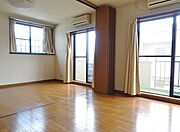 可動間仕切りで仕切れる洋室6帖♪