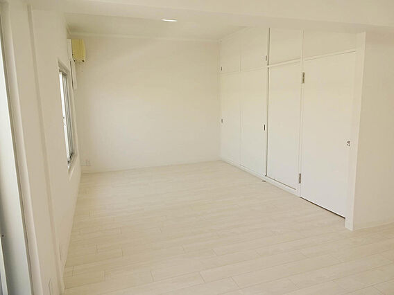 主寝室　収納は...