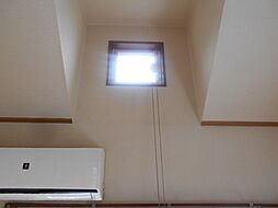 [居間] 高い天井は開放感があります。明り取りから差し込む日差しでお部屋もあかるくなります。