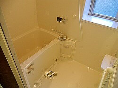 画像5:お風呂にも小窓がついており明るい浴室。　　　　　換気も十分に行えます。