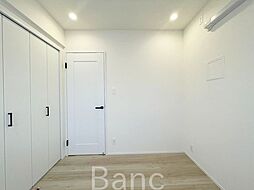 [内装] 白を基調とした居室。お部屋が明るく、清潔感があるだけでなく室内が広く感じます。