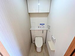 [トイレ] 【リフォーム済】トイレは、クロス張替を行いました。マイスターコーティング済みなので、ピカピカになりました。