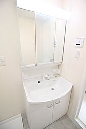 [洗面] 便利なハンドシャワー付きの洗面化粧台。三面鏡の裏も収納になっています