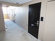 玄関前の廊下ひろいです