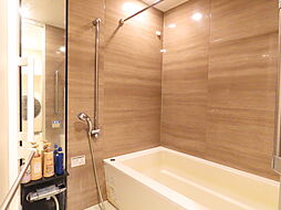[風呂] 落ち着いたカラーのバスルーム。一日の汚れも疲れもさっぱりしそうですね。
