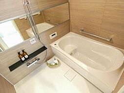 [風呂] 【浴室】一日の疲れを癒すバスルーム。木目調のパネルが落ち着く空間を演出。