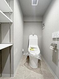[トイレ] ゆとりのあるトイレです。 棚があるため日用品の収納にも便利です