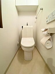 [トイレ] 白を基調としたウォシュレットトイレは清潔感あるプライベート空間を演出します。