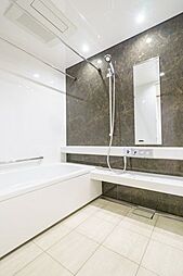 [風呂] 1日の疲れがしっかりと癒されそうなバスルーム。重厚感のあるタイルがよりくつろぎ空間を演出します。
