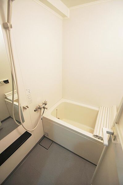 画像14:人気の追い焚き機能付きのお風呂です。キレイに清掃されています。