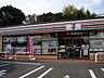 周辺：【セブンイレブン西伊敷店】コンビニエンス ストアのチェーン。軽食や飲み物をはじめ、売店で扱うさまざまな商品を用意。 1060m