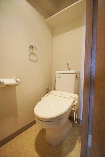 画像12:トイレは温水洗浄便座付。