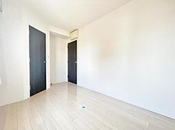 [寝室] 住まう方自身でカスタマイズして頂けるように「シンプル」にデザインされた室内。家具やレイアウトでお好みの空間を創り上げられます。