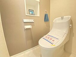 [トイレ] シンプルでシャープなフォルムは、そのデザイン性だけでなく汚れが拭きやすくお手入れ簡単です。