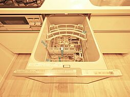 [設備] 食器を洗っている間にお掃除など、様々なシーンで家事の時短に役立つ食洗機。省スペースのビルトインタイプを採用致しました。