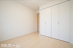 [寝室] 白で統一された洋室は多彩なインテリアにマッチします！収納も豊富に用意されており生活しやすい空間です！