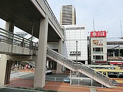 [周辺] JR東戸塚駅まで2204m、駅周辺には商業施設が充実しています。暮らしの中心になる駅は、日々の通勤だけでなく、休日のひと時も楽しめます。