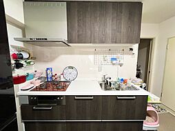 [キッチン] 非常にきれいな収納の多いキッチンです！