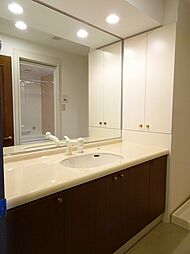 [洗面] 広い洗面＋大きい鏡なのでスタイリングもしやすいです　左側にはタオルや洗面用品やシャンプーの詰め替えなどを収納するのに最適なリネン庫付きです