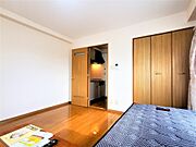 洋室8.4帖、照明器具は備え付けです。
