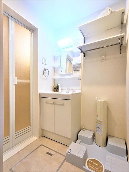 画像18:洗面所にはシャワー付き洗面化粧台・洗濯機置き場があります。