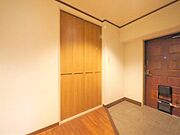 収納棚があり余分な物を置かなくて良いので、玄関がすっきり使えます。
