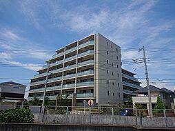 [外観] 【外観】2022年6月下旬撮影。秋山駅徒歩3分の場所に立地します。