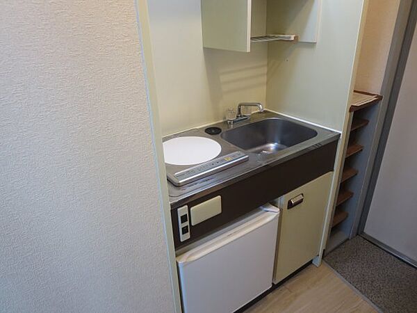 画像5:IHコンロとミニ冷蔵庫付きのシステムキッチン
