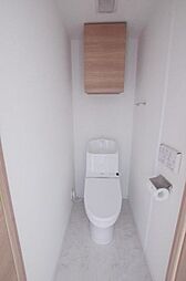 [トイレ] ウォシュレット機能付きのトイレは壁掛けリモコンの上位グレードを採用。便座がスッキリした印象となり、限られた空間を広く見せる効果があります。