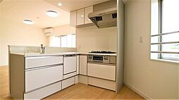[キッチン] 内装・使い勝手の良いキッチン。収納スペースもしっかり確保されています。